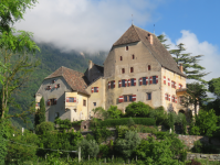 Schloss Englar und Sebastiankapelle (Eppan an der Weinstraße/Appiano sulla strada del vino)