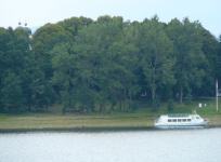 Stausee mit Insel der Kunst  (Namestovo)