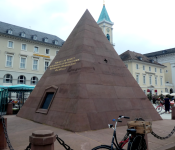 Marktplatz mit Rathaus und Mausoleum (Karlsruhe)