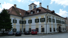 Steinerne Zwergenfiguren und Marktplatz  (Obernzell Markt)