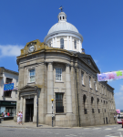 Markthaus mit Statue Sir Humphry Davy (Penzance, England)