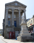 Markthaus mit Statue Sir Humphry Davy (Penzance, England)