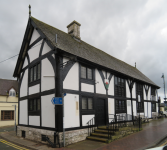 Old Court House und Charles Mahoney|Yr Hen Lys Barn  (Ruthin, Wales)