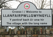 Llanfairpwllgwyngyllgogerychwyrndrobwllllantysiliogogogoch  (Llanfairpwllgwyngyll auf Anglesy)