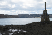 Menai Strait mit Nelson-Denkmal  (Llanfairpwllgwyngyll auf Anglesy)