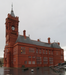 Pierhead Gebäude und Ivor Novello-Denkmal  (Cardiff, Wales)