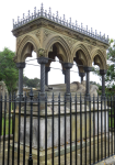 Grace Darlings Grab am Friedhof  (Bamburgh, England)