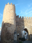 Stadttor und Statue Fernando De Soto (Jerez de los Caballeros)