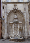 Rue de l' Hopital mit La Fontaine de la Crosse (Rouen (FR-NOR))