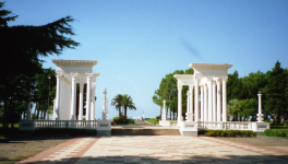 Kolonnaden auf der Uferpromenade (Batumi)