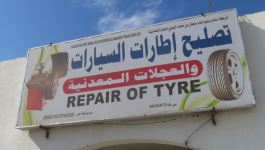 Reifenwechsel (Al-Wasil im Oman)